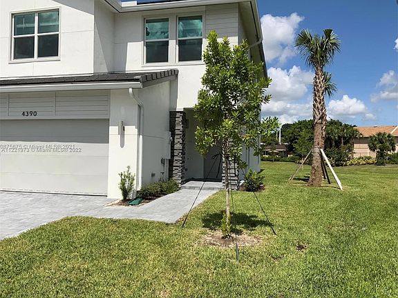 2nd image of 4390 Veleiros Ave