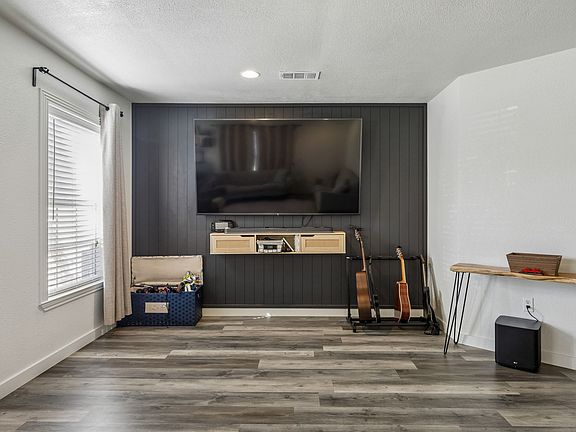 4th image of 594 Trout St