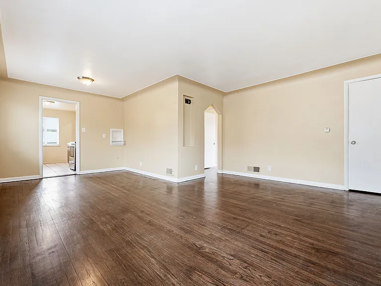 1717 Clinton St — Photo 12