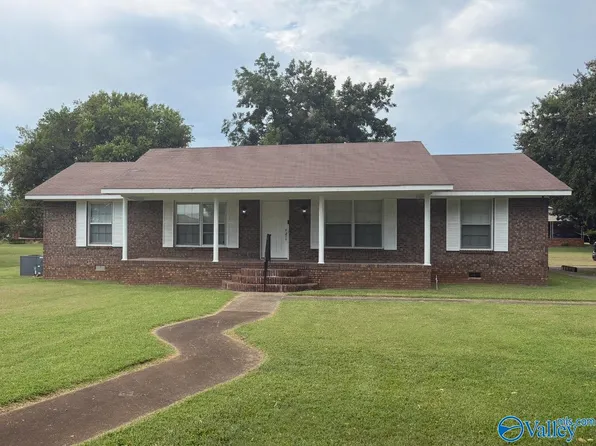 605 Trenholm Memorial Dr, Tuscumbia, AL 35674