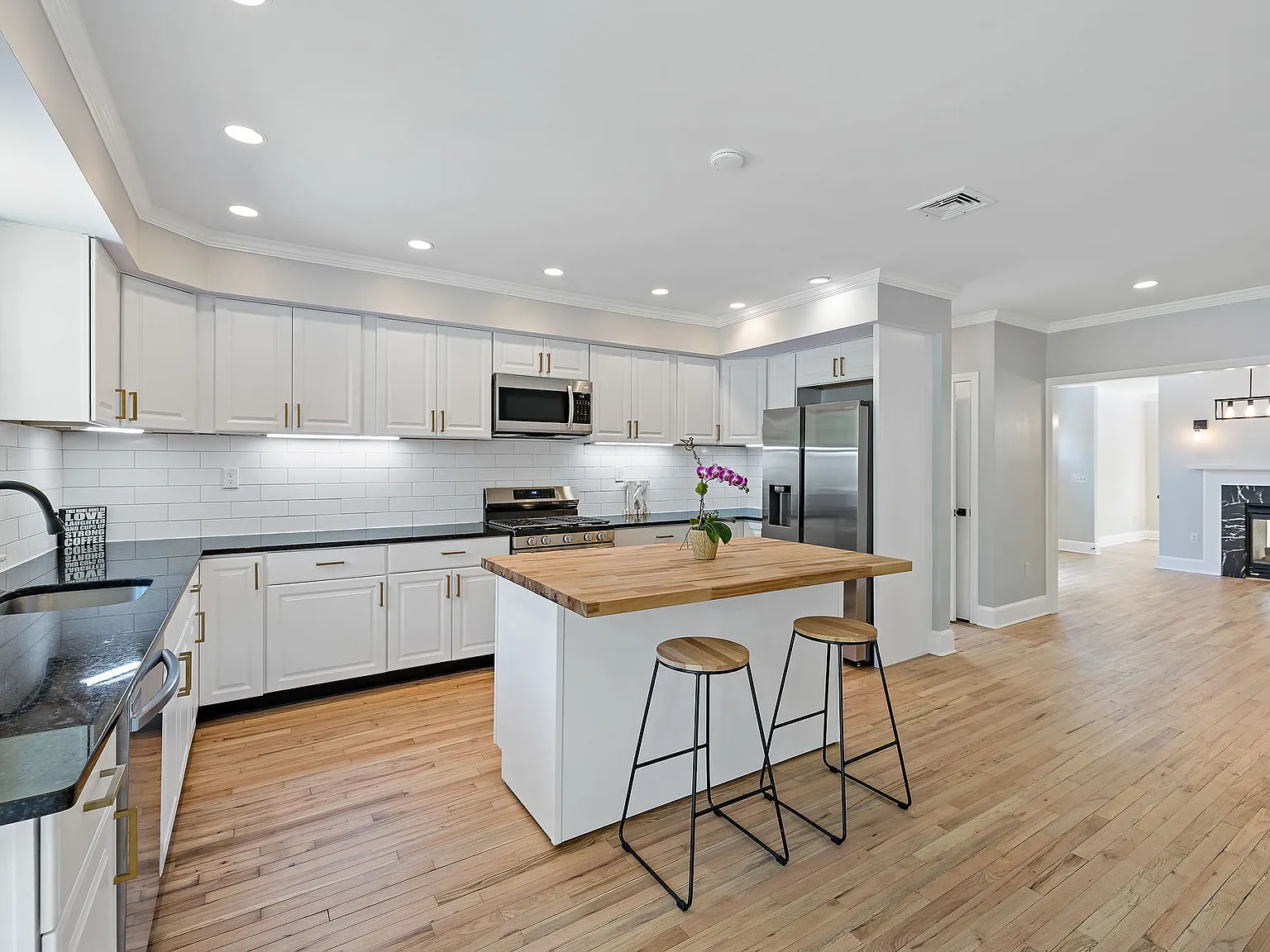 4 bed, 3000 sqft, $5,700 — Photo 1