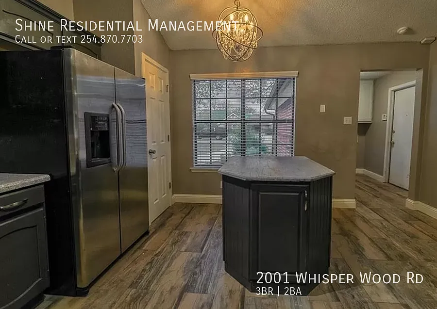 Blend of cozy, well-kept homes, proximity to schools and shopping, and integration into a welcomi... — Photo 3