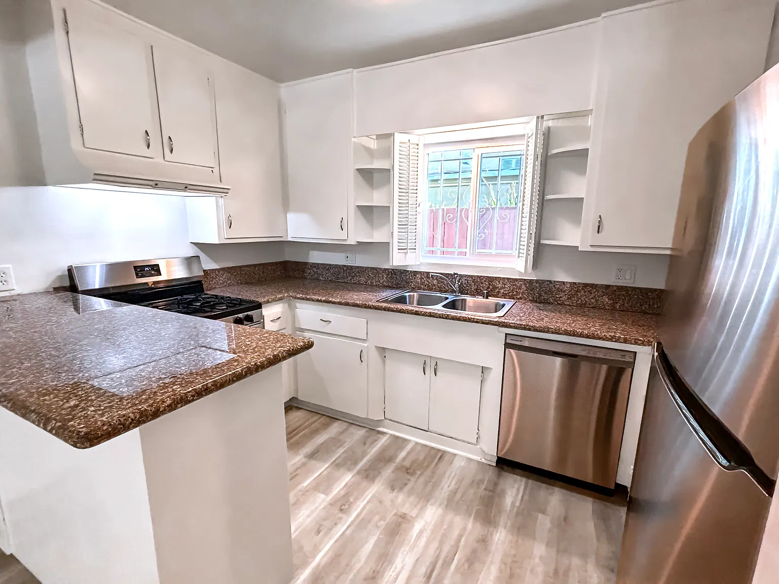 3 bed, 1075 sqft, $3,275 — Photo 1