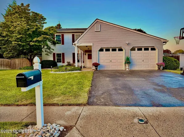 8 Hedgewood Road, Howell, NJ 07731