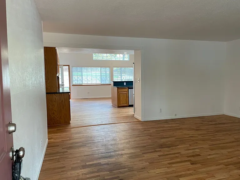 517 Eastwood Dr — Photo 2