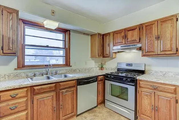 3 bed, 1080 sqft, $1,900 — Photo 1