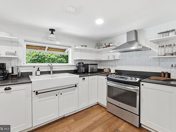 3rd image of 849 Redland Rd