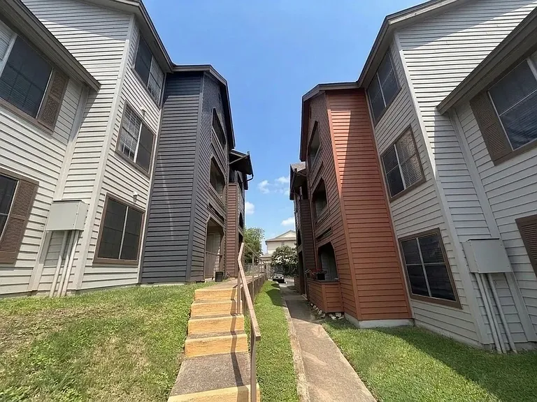 Hill Country Apartments — Photo 22