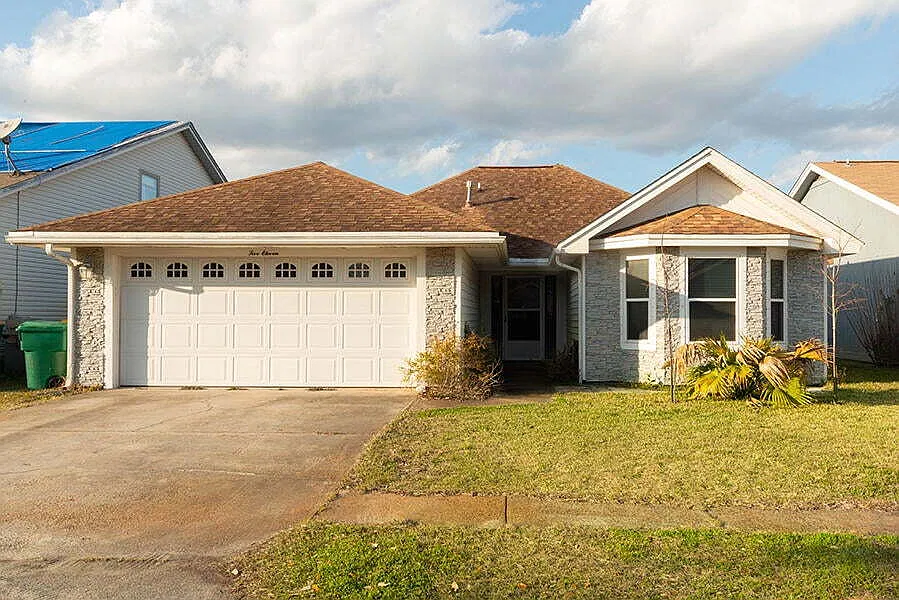 3 bed, 2.0 bath, 1276 sqft, $2,100 — Photo 1