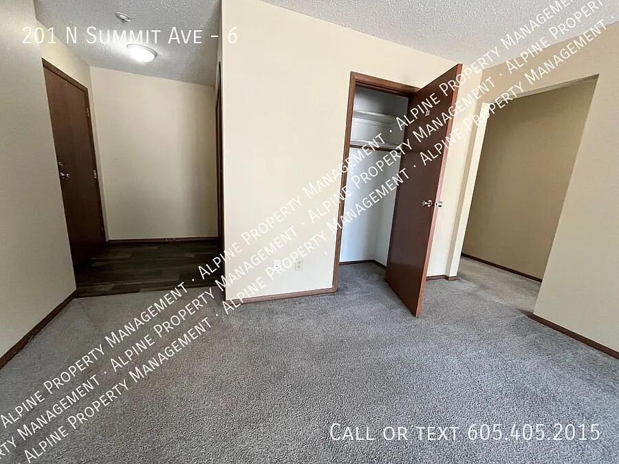 Extremely Spacious 1 Bedroom Apartment Near Downtown!! — Photo 4