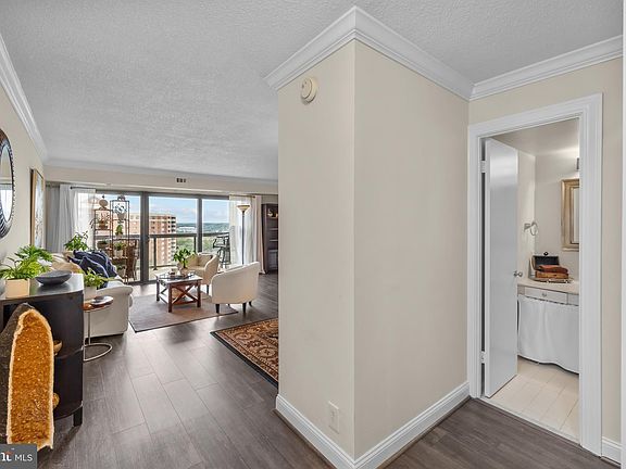 3rd image of 203 Yoakum Pkwy APT 1406