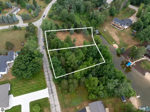 1009 Cantabrian Dr, Weidman, MI 48893
