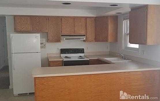 2nd image of 813 Beaconsfield Ave APT 2N