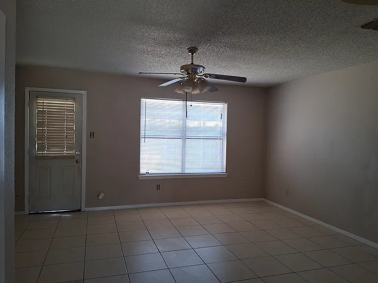 910 Southmoor Dr #910 — Photo 5