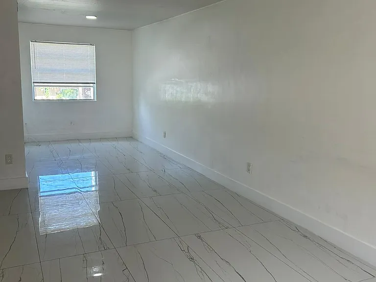 2135 NE 170th St #3 — Photo 2