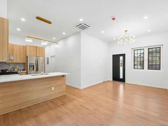 5th image of 15033 Hawtree Street