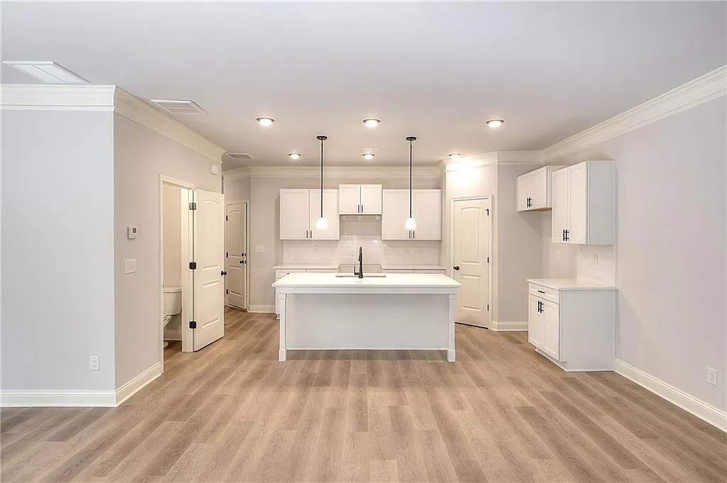 3 bed, 2.5 bath, 1660 sqft, $2,200 — Photo 2