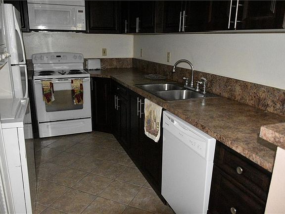 4th image of 3201 Sabal Palms Ct APT A