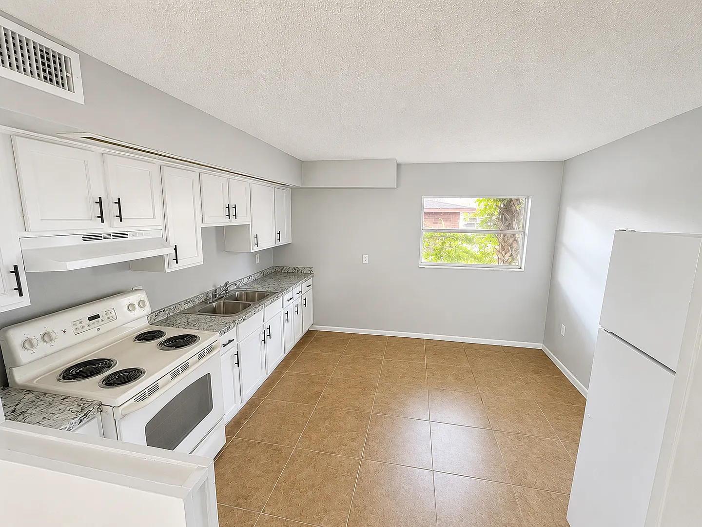 927 N. Iowa A - 3 — Photo 2