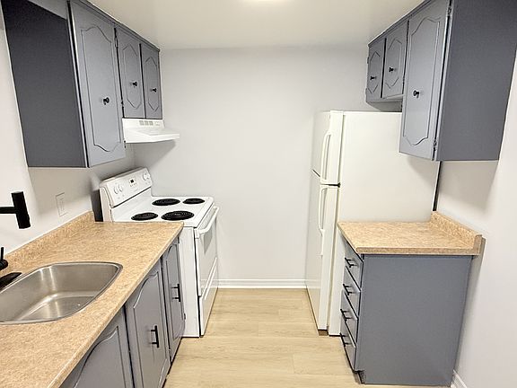 3rd image of 4 Dufferin St N #103