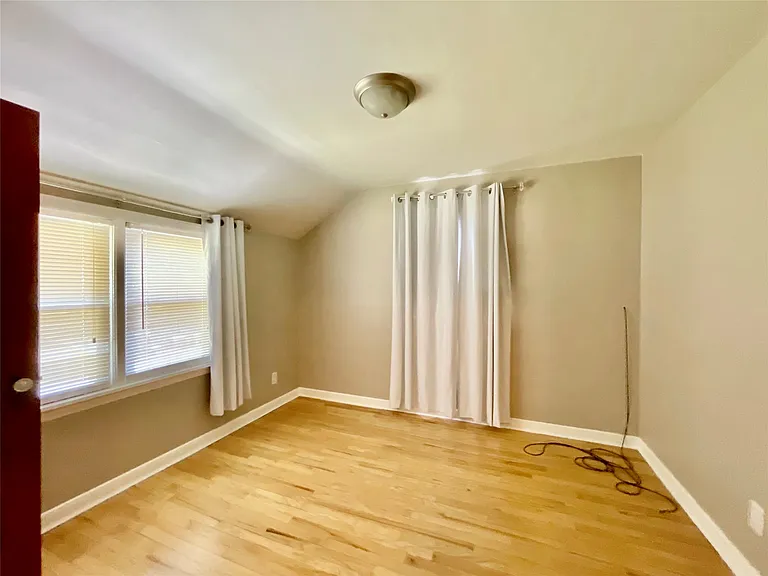 2727 Hall St — Photo 5