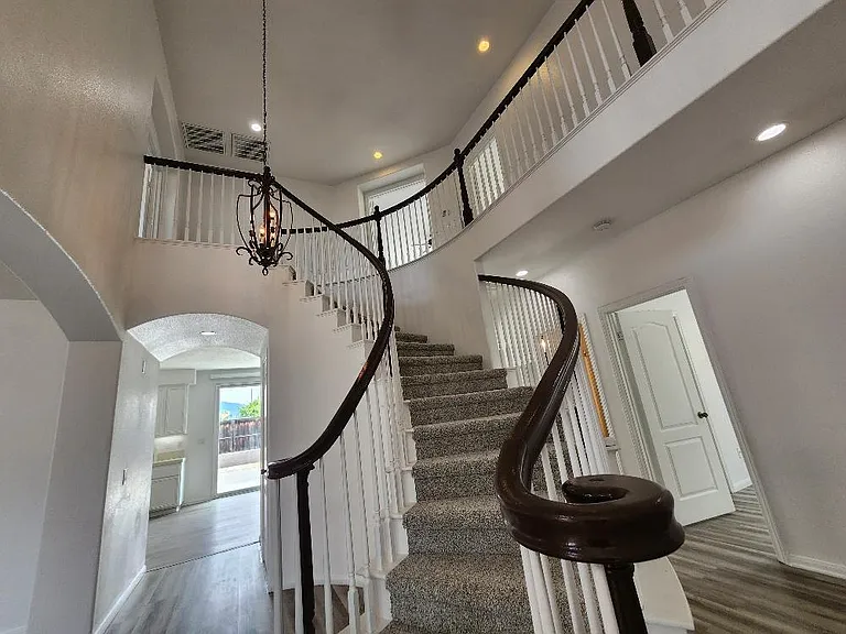 593 Hyacinth Rd — Photo 3