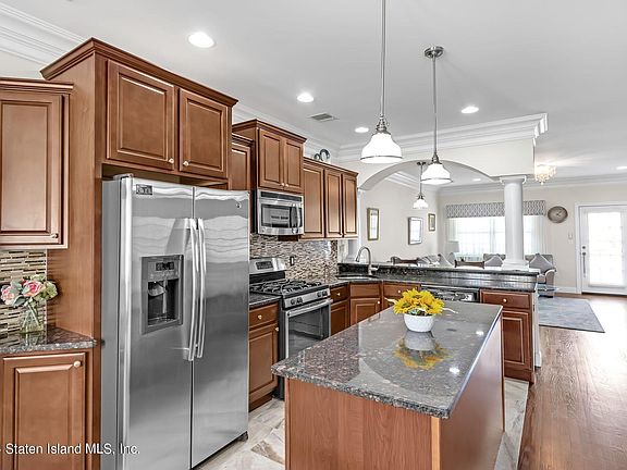 5th image of 15 Dovetree Ln