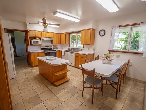 2nd image of 1021 Prosser Ave