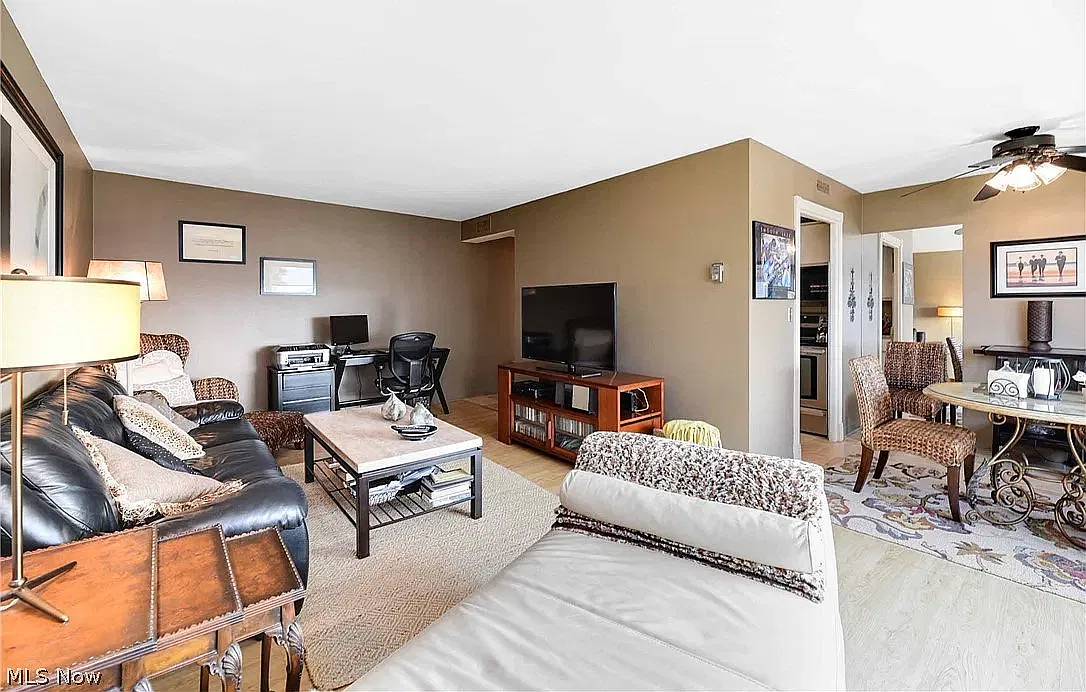 2 bed, 924 sqft, $1,800 — Photo 2