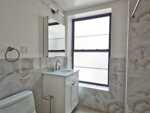 4th image of 500 Cathedral Pkwy APT 6C