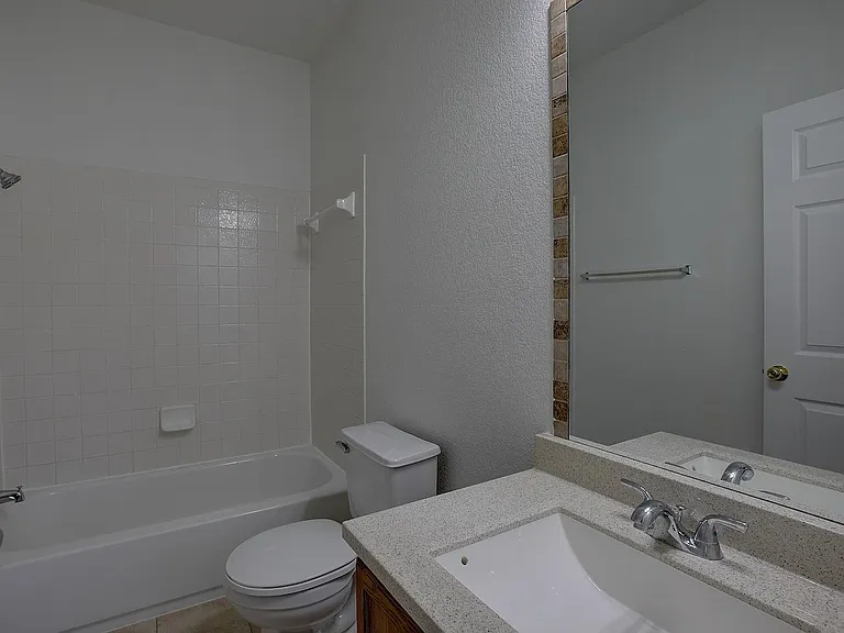 1102 E 3rd St — Photo 25