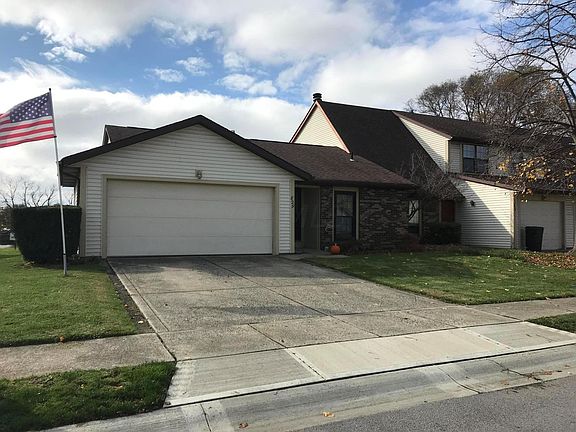3rd image of 829 Applewood Ln