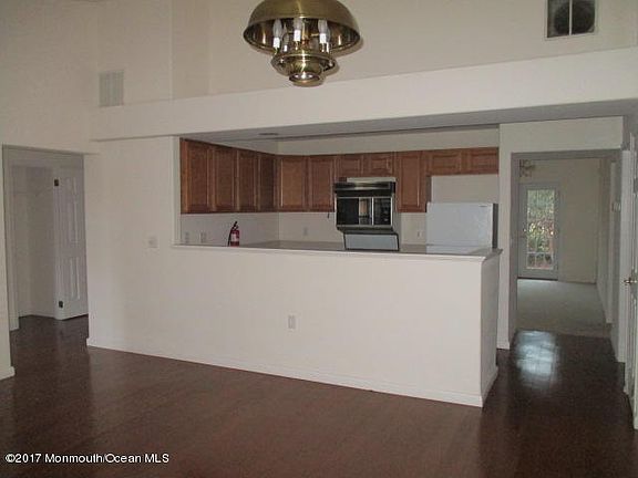 4th image of 931 Liverpool Circle #A