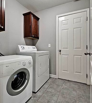 Laundry room (w appliances)