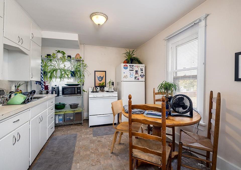 1st image of 710 1st St W APT 4