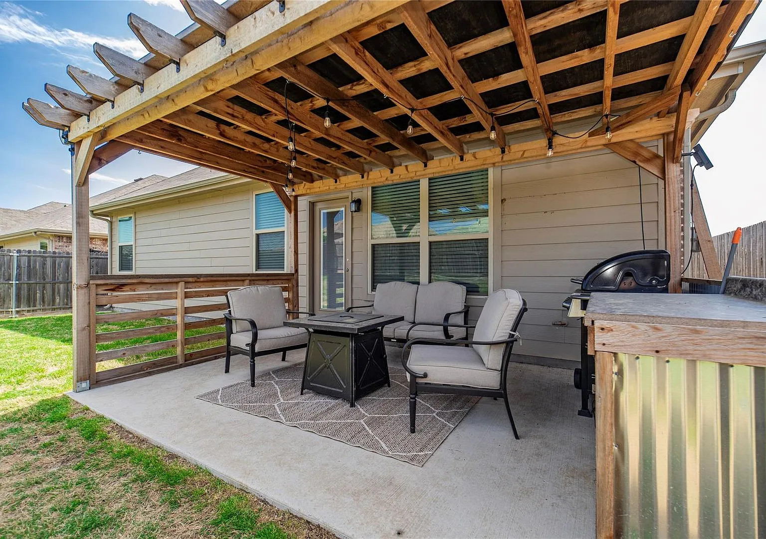 Great Location! Oversized lot giving way to a HUGE, private back yard!! — Photo 4