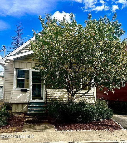 3rd image of 1369 Santa Fe Street
