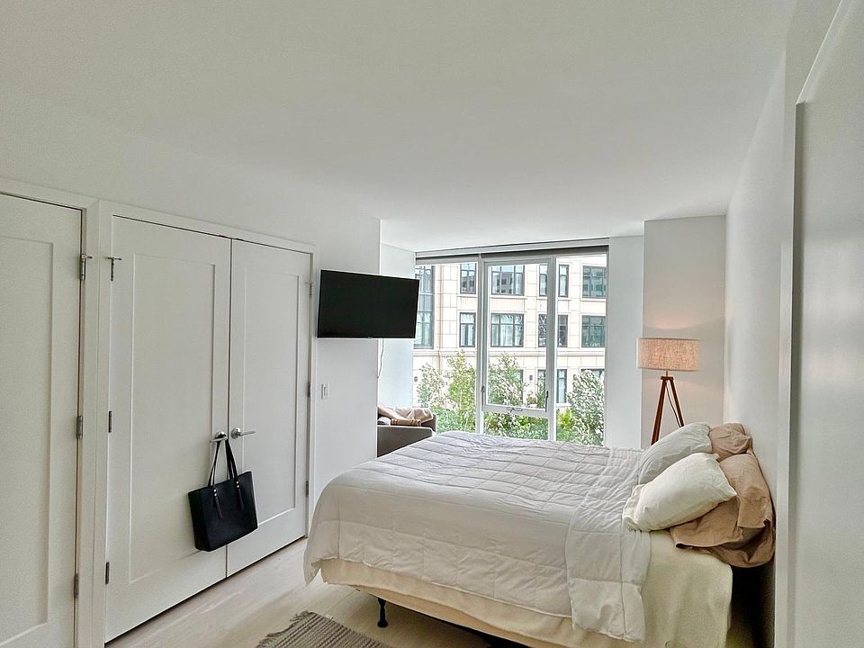 1st image of 2235 N Lincoln Ave #209