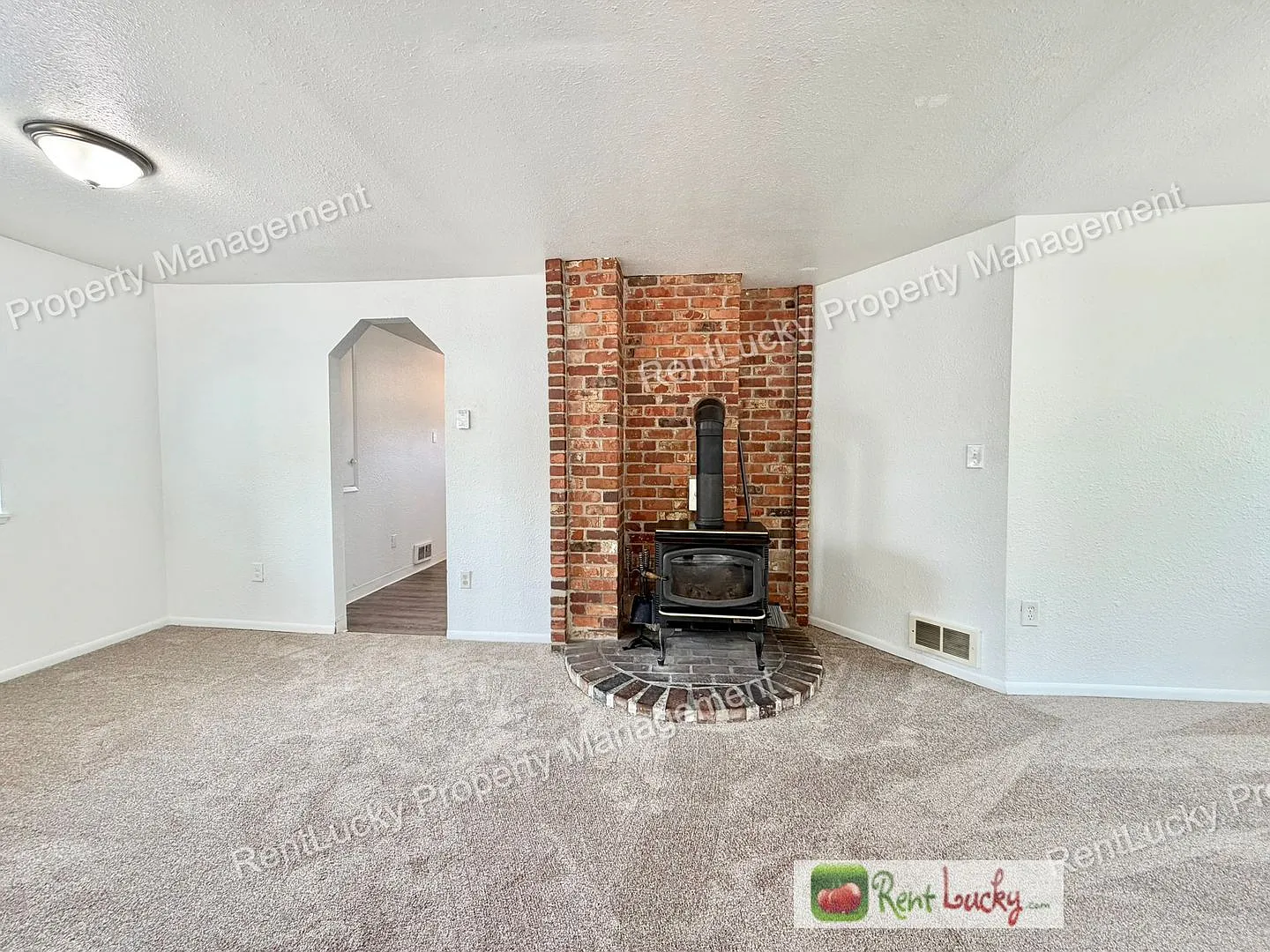 GREAT Beacon Hill Home Available NOW! 3 Bedroom, 1.5 Bath with Bonus Room! — Photo 4