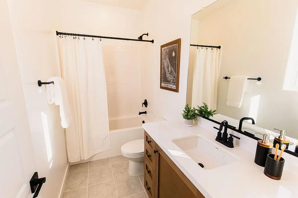 3 bed, 3.5 bath, 1346 sqft, $4,100 — Photo 2