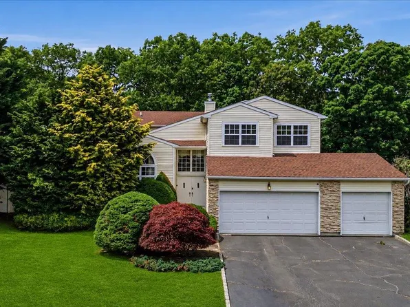 16 English Ivy Lane, Lake Grove, NY 11755