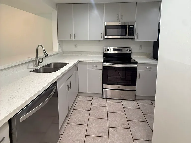 8881B Fontainebleau Blvd — Photo 5