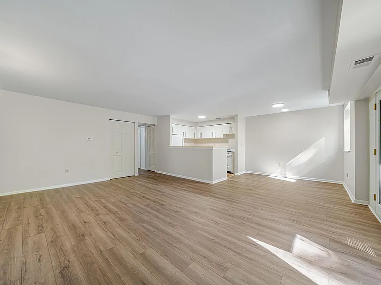 Brooklane Manor Apartments — Photo 14