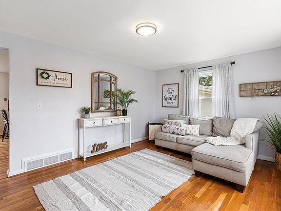 5th image of 14 Primrose Dr E