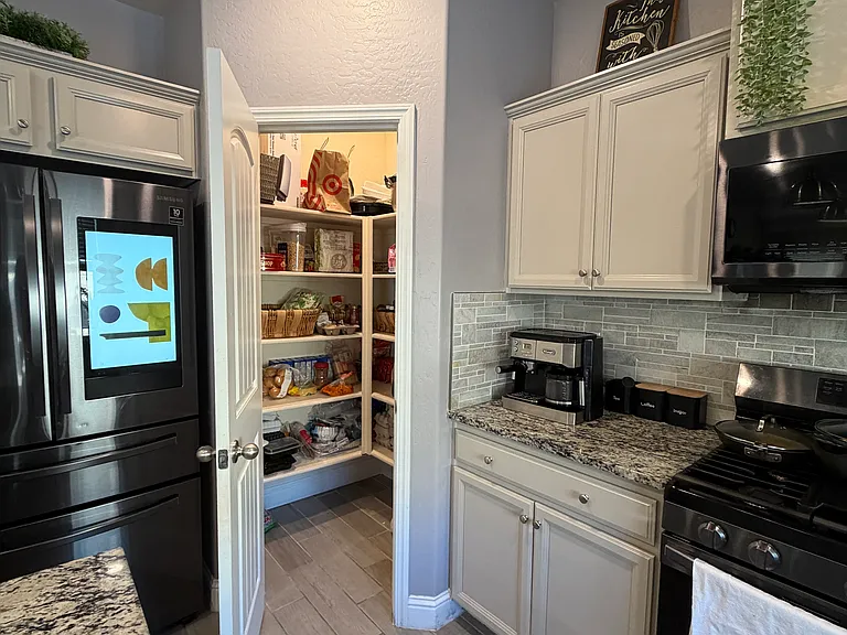 3486 N Clover Ave — Photo 18