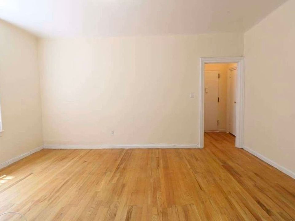 2nd image of 4455 Broadway APT 3O