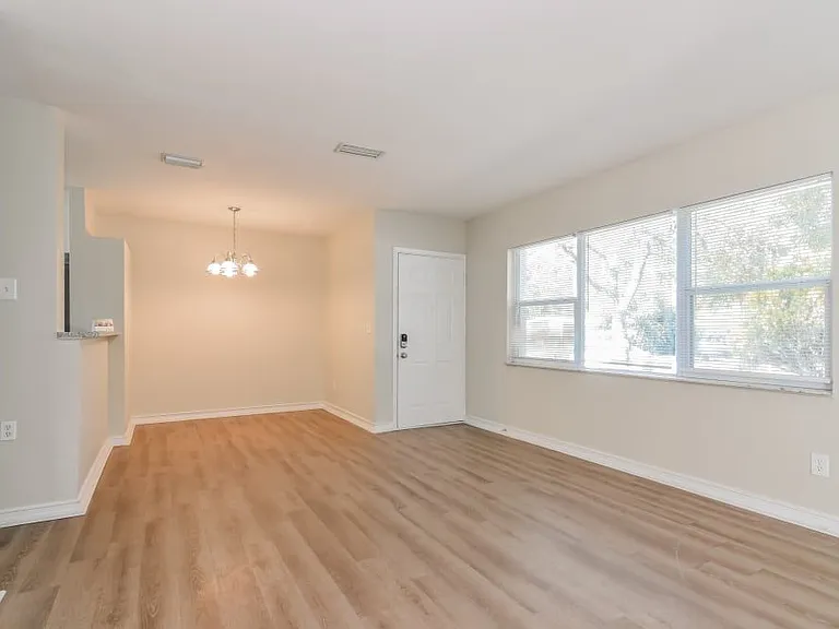 512 Sutton Pl — Photo 12
