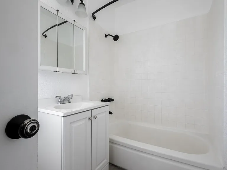 924 N Kingsley Dr — Photo 9