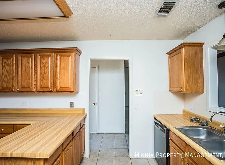4628 Kemper St — Photo 3