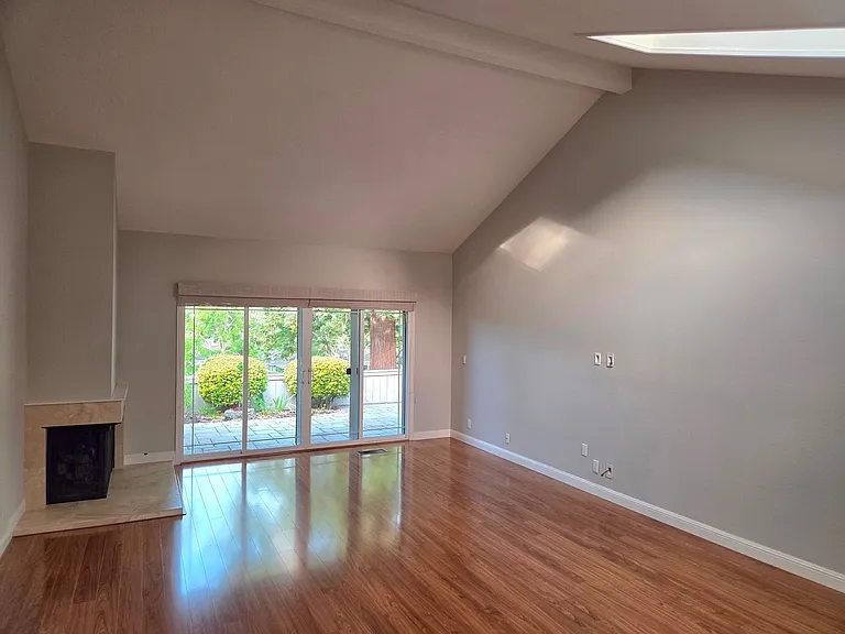 565 Rolling Hills Ln — Photo 2